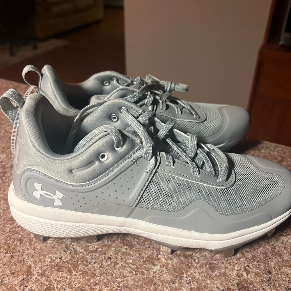 Women’s under armour size 8 metal softball cleats